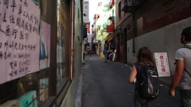 Insanlar bir Chinatown alleyway yürümek — Stok video