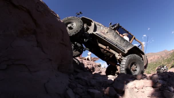 Jeep lezení mimořádně strmé skály — Stock video