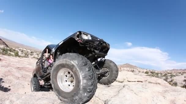 Jeep arrampicata su una grande formazione rocciosa — Video Stock