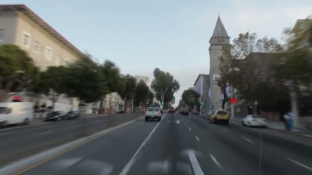 Conducir cerca de una catedral en San Francisco . — Vídeos de Stock