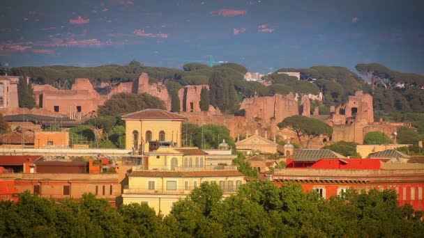 Paisagem urbana romana com uma abundância de árvores — Vídeo de Stock