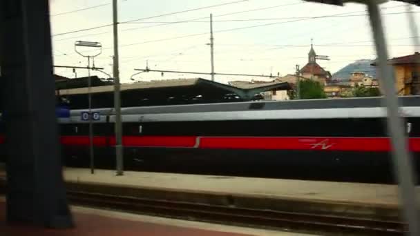 Conduzir através de uma estação ferroviária italiana — Vídeo de Stock