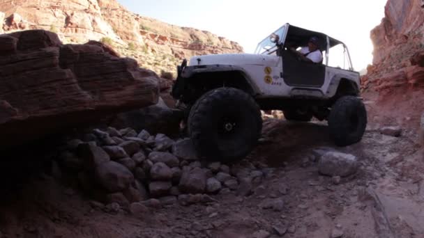 Jeep conduce roca escarpada — Vídeos de Stock