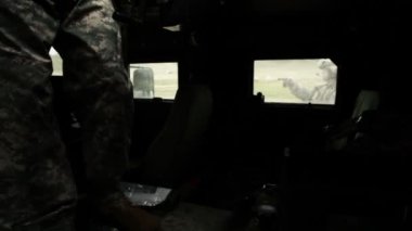 Humvee'nin tepesine tırmanan asker