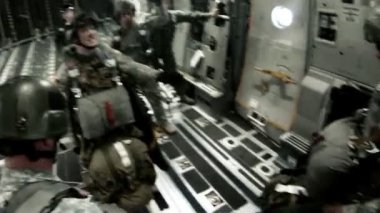 Uçakta, dışarı atlamaya hazırlanıyorum.