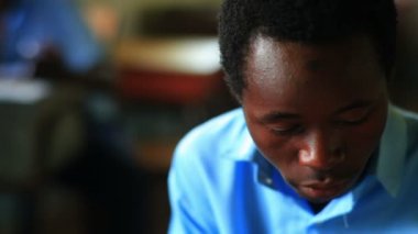 Genç bir çocuk kameraya benziyor