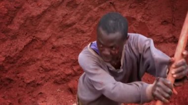 Kenya adam derin bir çukura kazma