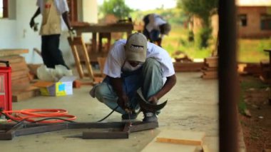 Kenya'da bir köyde çalışan metal işçisi.