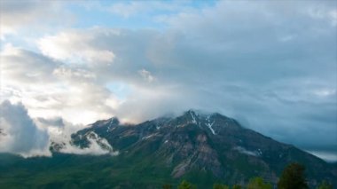 Kalın bulutlar dağın üstünden geçmek