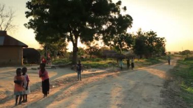 toprak yollar Kenya oynayan çocuklar