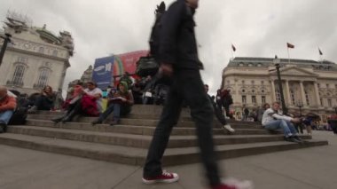 Piccadilly Circus işlek cadde