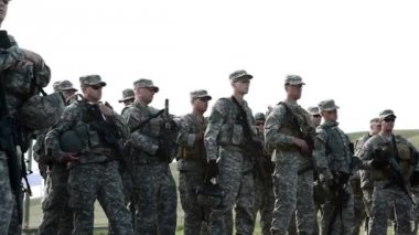 Eğitimde tam teçhizatlı arkadan aydınlatmalı askerler.