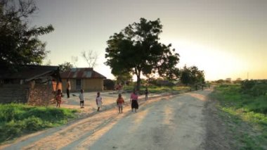 toprak yollar Kenya oynayan çocuklar