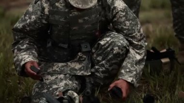 Asker yükler tüfek dergi saldırı