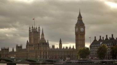 Westminster Sarayı ve Thames Nehri