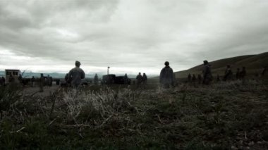 Geniş çekim askerlerin eğitim matkaplar yapıyor