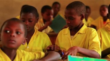  Ders, Kenya, Afrika'da öğrenciler sınıf dolu