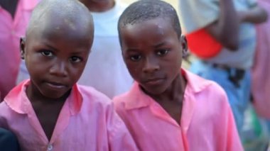 Afrika'da bir köy yakınındaki oynarken gençlik.