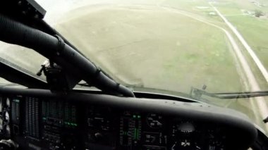Kara Şahin yardımcı pilot aşağı bakıyor