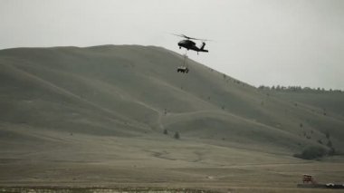 Black Hawk helikopter bir Humvee çekme