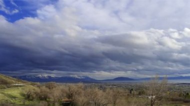 Utah Vadisi üzerinde öğleden sonra bulutlu.