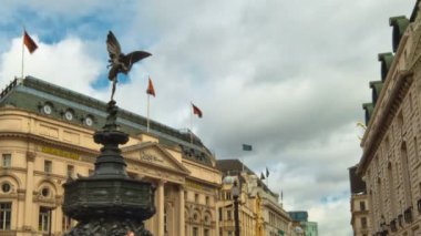 Piccadilly Circus işlek cadde