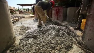 Şantiyede çakıl küreme yapan adam