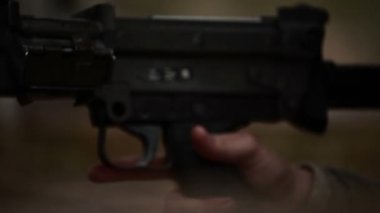 Asker tetiği çekiyor