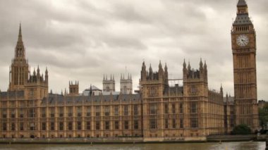 Londra'da Westminster sarayının arkasında fırtına bulutları