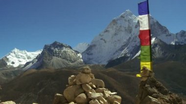 Budist dua bayrakları rüzgarda sallayarak