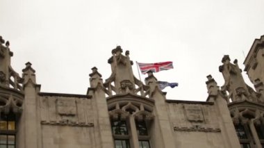 Union Jack Westminster Sarayı yakınlarındaki süslü bir çatı üzerinde uçan