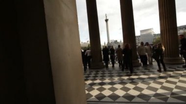 Ulusal Galeri sütunlarından Lord Nelson anıtı ile Trafalgar Meydanı