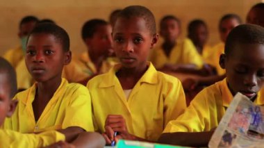  Ders, Kenya, Afrika'da öğrenciler sınıf dolu