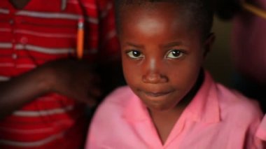 Kenyalı kız kameraya bakıyor