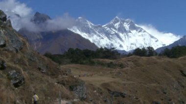 Nepal yolundaki yürüyüşçülerin bir hat ile