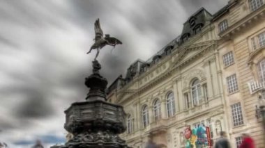 Piccadilly Circus işlek cadde