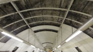 İnsanlar metro istasyonu