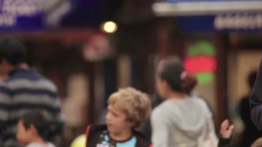 İnsanlar sokaklarda