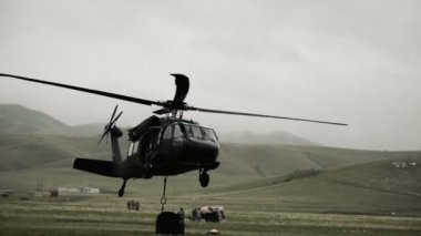 Kara Şahin helikopteri kargoyu taşıyor