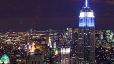 Empire State Binası ve New York City'den gece hızlandırılmış görüntüsünü kaydırma.