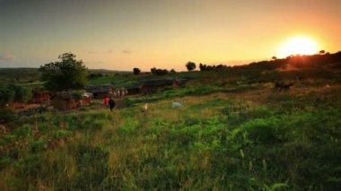 Kenya, Afrika'da bir köy yakınındaki çocuklar.