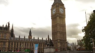 Westminster Sarayı ve Thames Nehri
