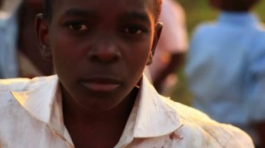 Çocuklar Kenya kamera bakıyor.