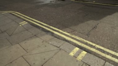 Soho Meydanı'nda kaldırımlar üzerinde yürüyen insanlar