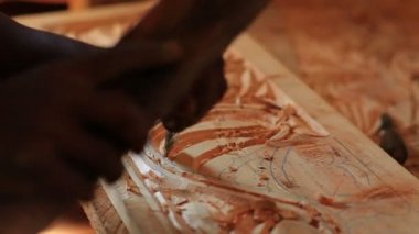 Tasarımlar ahşap Kenya taşımı bir adam.