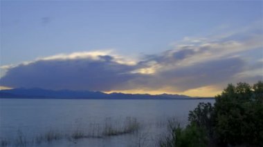 Utah Gölü üzerinde batan güneş