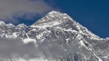 Everest Dağı dönen bulutlar