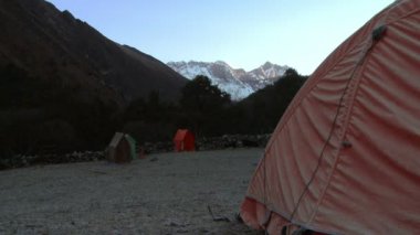 Himalaya Dağları'nın gölgesinde perdeli çadır
