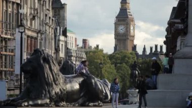 Lord Nelson'ın anıt dibinde dev bir aslan üzerinde tırmanma insanlar