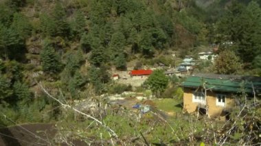 Nepal iki dağın arasında binalar.